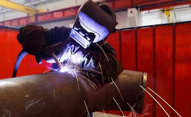 铸造机械师负责铸造生产线上的机械设备的安装,调试和维护,并负责生产